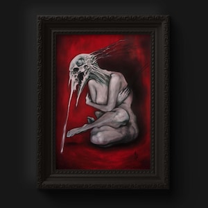 Puede incluir: Una obra de arte enmarcada que representa una figura desnuda sentada con una cabeza esquelética y rasgos goteantes. La figura se encuentra sobre un fondo rojo, enmarcada en un marco negro ornamentado. La obra evoca el surrealismo y lo macabro.