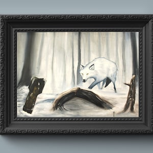 Puede incluir: Pintura enmarcada que representa un zorro ártico blanco en un bosque nevado. La obra de arte se presenta en un marco negro con detalles ornamentales. El zorro es el foco principal, con un pelaje detallado y una mirada atenta. El fondo muestra nieve y árboles.
