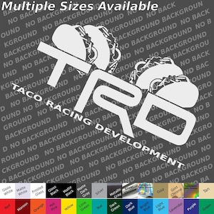 Op de afbeelding: Witte vinyl sticker met de tekst "Taco Racing Development" en een gestileerd "TRD" logo. Het logo bevat drie gestileerde taco's. De sticker is verkrijgbaar in verschillende maten en kleuren.