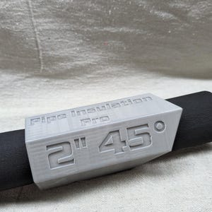 以下が含まれることがあります： 「Pipe Insulation Pro 2" 45°」と印刷された灰色のパイプ断熱材継手です。
