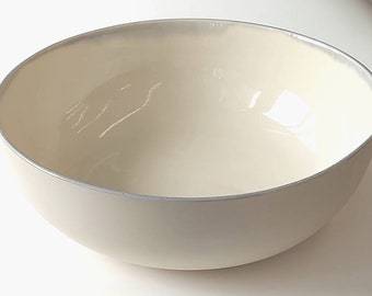 Medium size porcelain serving bowl for pasta, salad, ramen soup or side dishes.