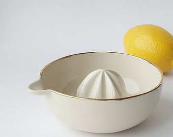 Ceramic citrus juicer, lemon juicer. Porcelain lime/orange/lemon squeezer. Cream and gold. Modern Design. Gift for foodies. Bar accessories