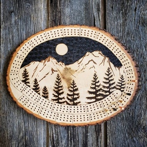 Rustico Live Edge Cribbage Board con pioli in metallo Mountain Landscape Full Moon Textured Sky Cabin Decor Game Board