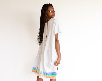 Regenbogen T-Shirt Kleid aus Bio-Baumwolle, handbemaltes Surf-T-Shirt