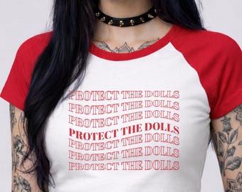 Haut court Protect The Dolls, chemise sur l'égalité des sexes, chemise enfant trans, haut court fierté trans, t-shirt militant des droits de l'homme, chemise féministe, cadeau pour elle