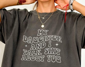 Camiseta "Mi hija y yo hablamos de ti" con colores reconfortantes, divertida para mamá, sarcástica, regalo para el Día de la Madre de mi hija, regalo divertido para mamá.