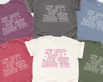 Camiseta "Mi mamá y yo hablamos de ti" con colores cómodos, divertida camiseta para hija, regalo sarcástico de mamá, regalo de cumpleaños para ella, regalos personalizados para hija.