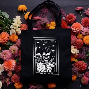 Borsa in tela di cotone con tarocchi della mamma dei gatti, borsa in cotone con scheletro che tiene in mano un gatto, regalo per gli amanti dei gatti, regalo di Natale gotico per lei