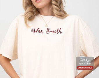 Maglietta Comfort Colors personalizzata con ricamo, maglietta personalizzata "Futura Signora Sposa", regalo per addio al nubilato, maglietta per festa prematrimoniale, top da matrimonio Y2K, abito da sposa