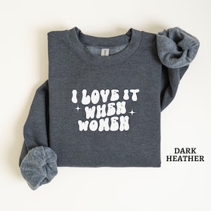 Lesbian Pride Sweatshirt, I Love It When Women Lesbian Sweater, Funny Lesbian Top, Lesbian Sweatshirt,Gay Shirt,Gay Pride Month Gift for Her