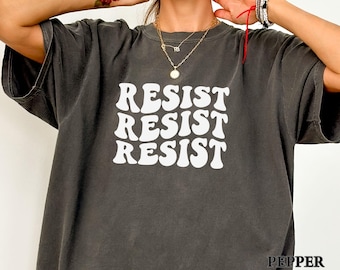 Comfort Colors® レジストシャツ、反トランプシャツ、民主党シャツ、抗議者シャツ、政治シャツ、フェミニストリベラルシャツ、社会正義Tシャツ