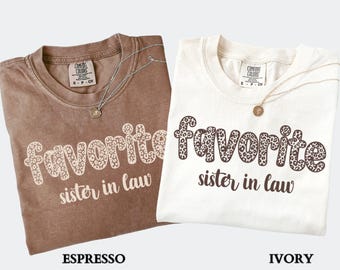 Favoriete schoonzus luipaard comfort kleuren shirt, gepersonaliseerd grappig cadeau schoonzus, aangepast familielid cadeau voor nieuwe schoonzus