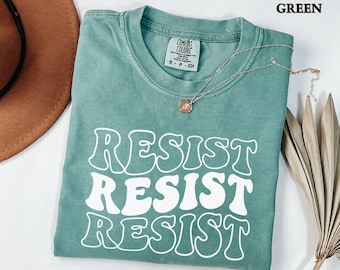 Comfort Colors® レジストシャツ、反トランプシャツ、民主党シャツ、抗議者シャツ、政治シャツ、フェミニストリベラルシャツ、社会正義Tシャツ