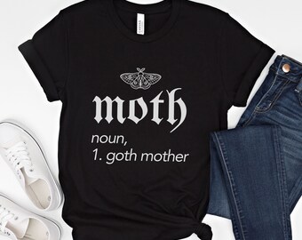 Könnte beinhalten: Schwarzes T-Shirt mit einem weißen Motten-Motiv und dem Text "moth noun, 1. goth mother" darauf gedruckt.