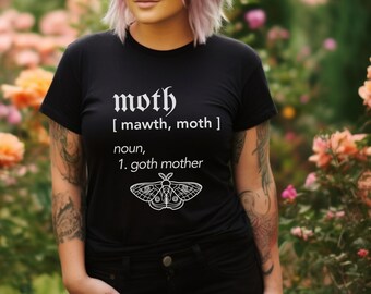 Könnte beinhalten: Schwarzes T-Shirt mit einem weißen Grafikdesign, auf dem "moth [ma wth, moth] noun, 1. goth mother" steht, mit einer stilisierten Mottenillustration.