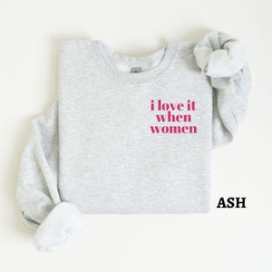 Lesbian Pride Sweatshirt, I Love It When Women Lesbian Sweater, Funny Lesbian Top, Lesbian Sweatshirt,Gay Shirt,Gay Pride Month Gift for Her