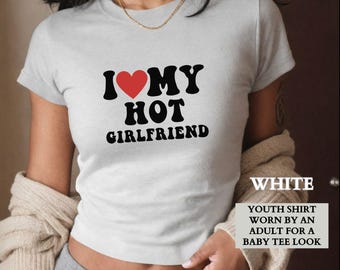 Lesbian Pride Baby T-shirt, I Heart My Hot Girlfriend Baby Tee, I Love My Hot Girlfriend Baby Doll Tee, LGBTQIA+ Lesbian Pride cadeau voor haar