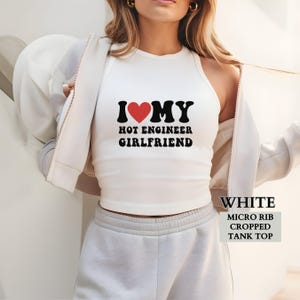 レズビアンプライドシャツ、I Love My Hot Engineer Girlfriend クロップドマイクロリブタンクトップ、I Heart My Hot Engineer Girlfriend クロップドタンクトップ、彼女へのギフト