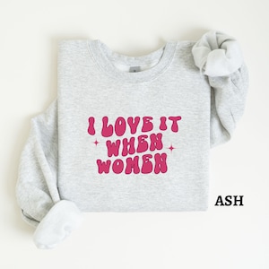 Lesbian Pride Sweatshirt, I Love It When Women Lesbian Sweater, Funny Lesbian Top, Lesbian Sweatshirt,Gay Shirt,Gay Pride Month Gift for Her