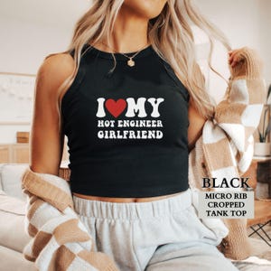 レズビアンプライドシャツ、I Love My Hot Engineer Girlfriend クロップドマイクロリブタンクトップ、I Heart My Hot Engineer Girlfriend クロップドタンクトップ、彼女へのギフト