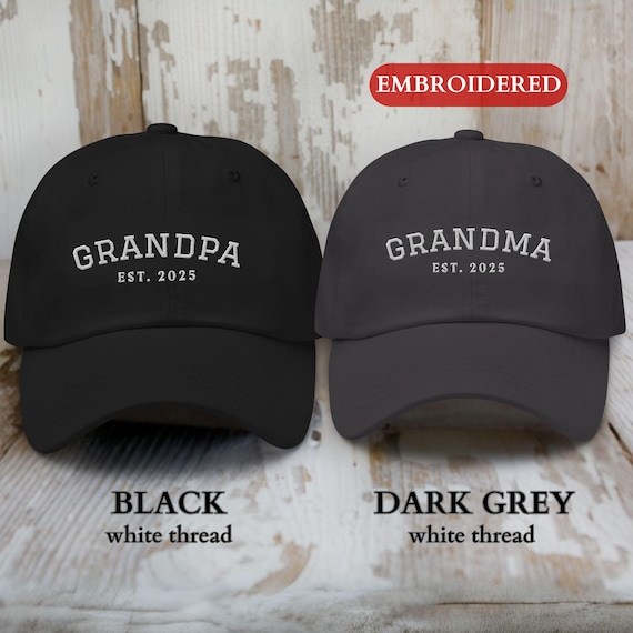 Set Di 2 Cappelli Da Baseball Per Nonni Ricamati 'Grandpa EST 2024' E 'Grandma EST 2024' - Cotone - 5