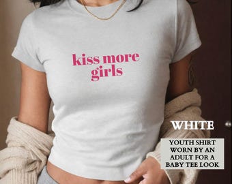 Lesbisch shirt, Kiss More Girls Lesbian Pride babyshirt, Queer Pride Group bijpassende shirts, LGTBQIA cadeau voor haar, WLW cadeau voor vriendin