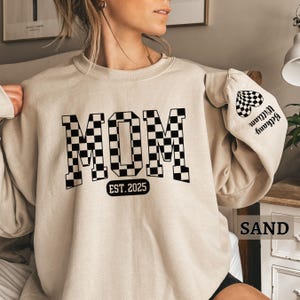Sudadera a cuadros personalizada para mamá, suéter personalizado para mamá con nombre de niño en la manga, regalo para mamá primeriza, anuncio de embarazo, regalos para el Día de la Madre
