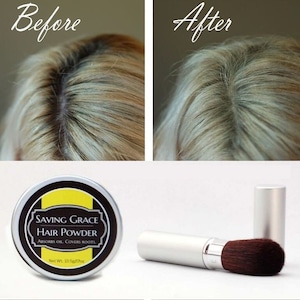 Puede incluir: Fotos de antes y después que muestran la eficacia de un polvo para el cabello. El producto está en un recipiente negro con una etiqueta amarilla que dice "Saving Grace Hair Powder Absorbs Oil Covers Roots Net Wt. 10.5g/0.37oz". El producto viene con un cepillo aplicador plateado.