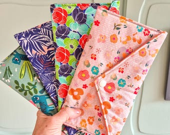 Pochette de rangement avec sa  serviette de table , serviette de table , serviette de cantine , pochette et sa serviette