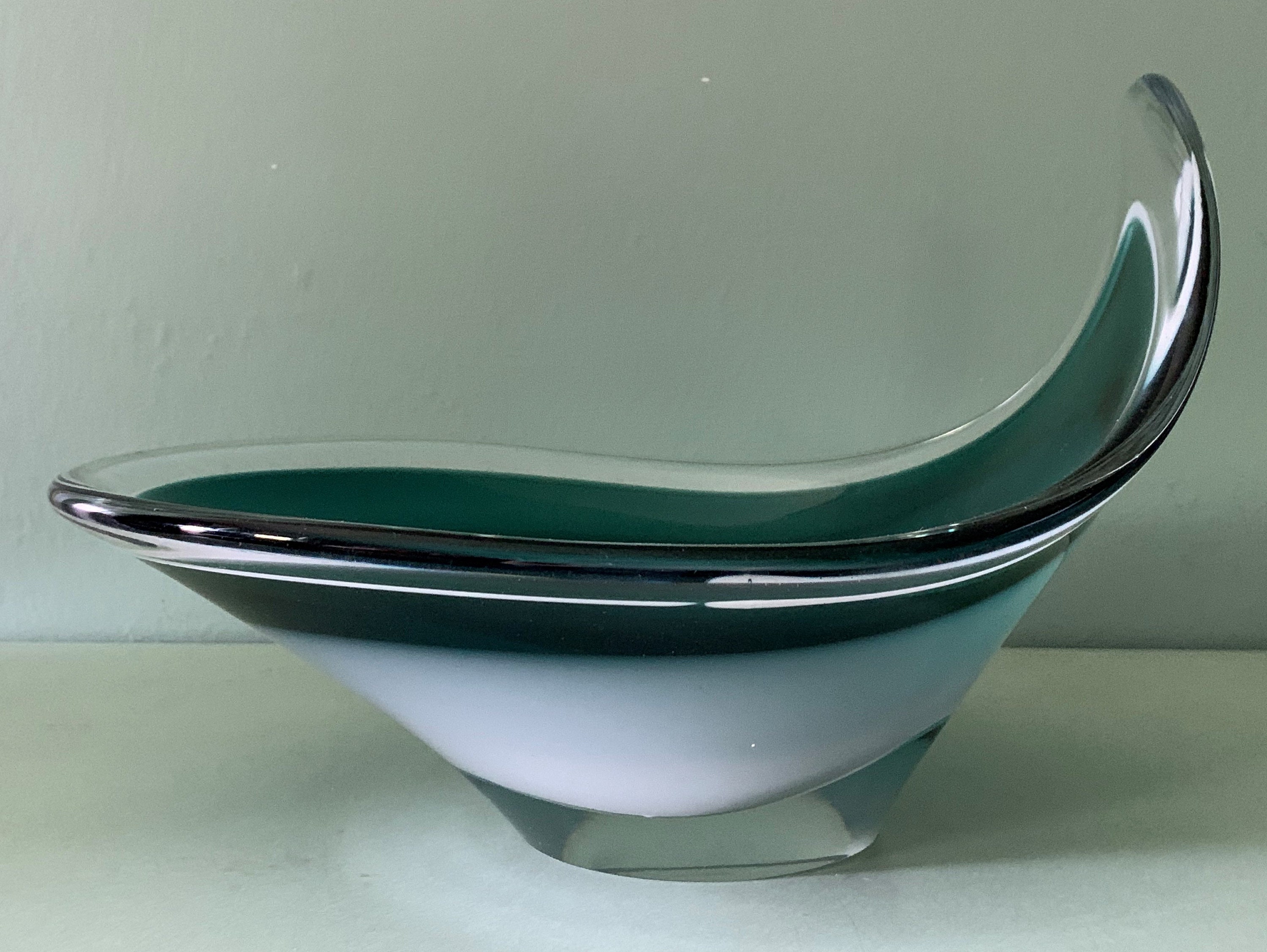 工芸品 Swedish Flygsfors art glass Coquille Flygsfors Coquille Cobalt Blue Cased Blown Art Glass Bowl