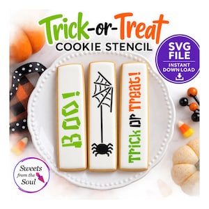 Puede incluir: Tres galletas rectangulares sobre un plato blanco festoneado. La primera galleta presenta el texto verde "BOO!". La segunda galleta muestra un diseño de araña y telaraña en negro. La tercera galleta muestra el texto "TRICK OR TREAT!" en verde y naranja.