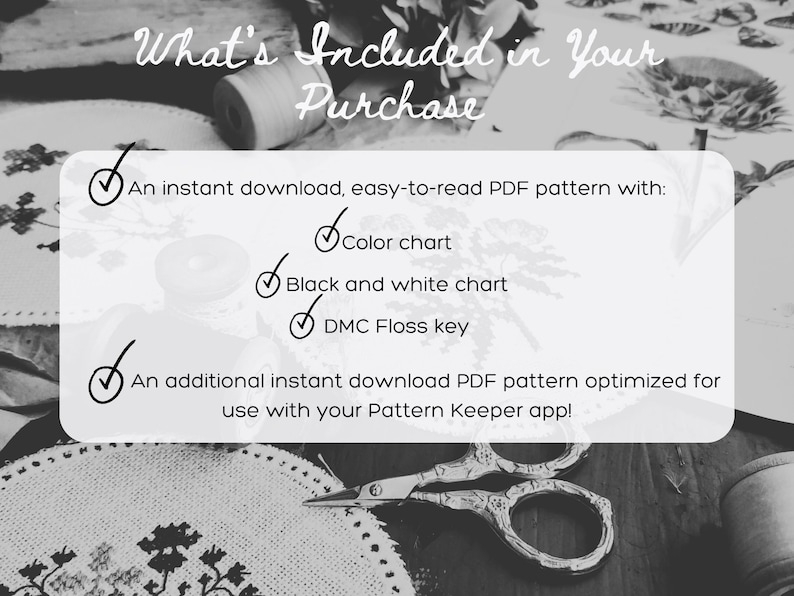 Op de afbeelding: Zwart-wit afbeelding met tekst: "What's Included in Your Purchase". Het beschrijft een direct downloadbaar PDF-patroon met een kleurenkaart, zwart-witkaart en DMC Floss-sleutel. Bevat ook een PDF voor de Pattern Keeper-app.