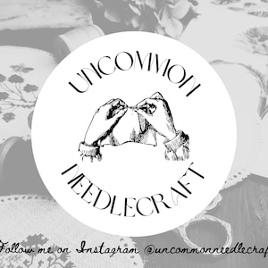 Op de afbeelding: Een zwart-wit logo voor Uncommon Needlecraft, met handen die stof naaien. De tekst "UNCOMMON NEEDLECRAFT" is in een cirkel geplaatst. Daaronder staat de tekst "Follow me on Instagram @uncommonneedlecraft".