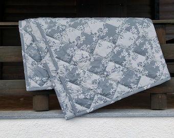 Couette patchwork grise. Jeté d'été personnalisé. Couverture rustique matelassée. Couvre-lit floral gris clair et gris foncé. Couette en chiffon fleurie king size