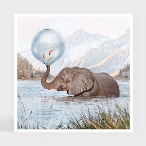 以下が含まれることがあります： 水中に立つ象が、金魚の入った透明な泡を持っている芸術的なプリント。背景には山と湖が描かれています。象はグレーで、魚はオレンジ色です。シュールなイメージです。