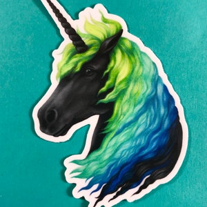 Adesivo unicorno nero con capelli verde lime, acqua, blu e neri, per riviste, bicchiere, bottiglia d'acqua, iPhone, notebook