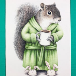 Écureuil en robe buvant du café, carte de voeux, format A2, pour les amateurs de café, faune, anniversaire, carte de réconfort, drôle, fabriqué aux États-Unis