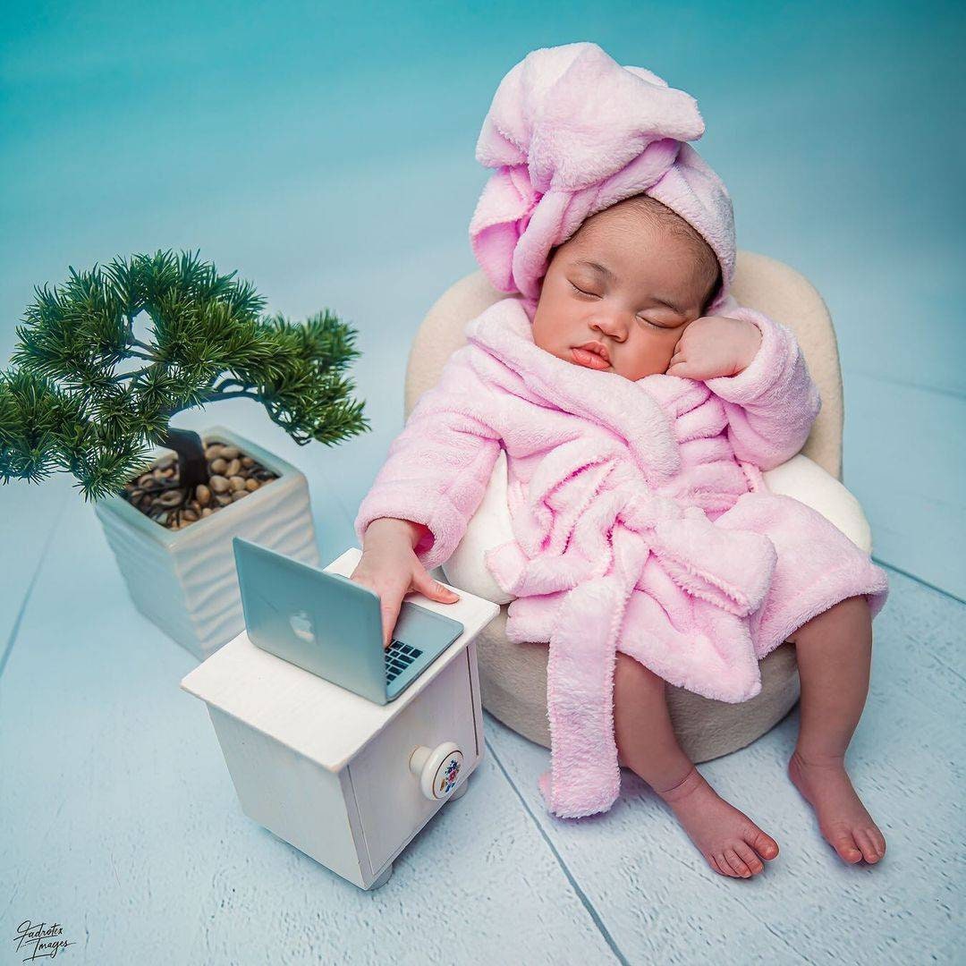 Baby newborn with clothes : plus de 93 000 photos de stock libres
