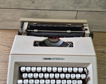 オリベッティ LETTERA 25 タイプライター（キャリングケース付き）広告