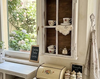 Antike Vitrine im Shabby-Chic-Stil restauriert