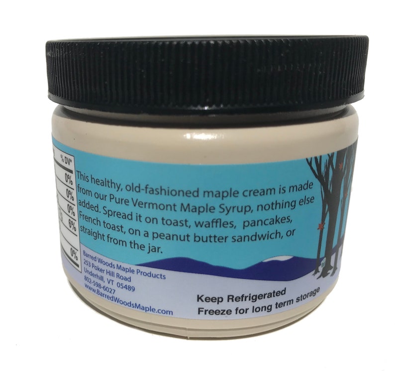 K&ouml;nnte beinhalten: Ein wei&szlig;es Glas mit schwarzem Deckel, gef&uuml;llt mit Ahorncreme. Das Etikett lautet "This healthy, old-fashioned maple cream is made from our Pure Vermont Maple Syrup, nothing else added. Spread it on toast, waffles, pancakes, French toast, on a peanut butter sandwich, or straight from the jar." Das Etikett enth&auml;lt auch den Firmennamen und die Kontaktinformationen. Das Glas steht auf einer wei&szlig;en Oberfl&auml;che.