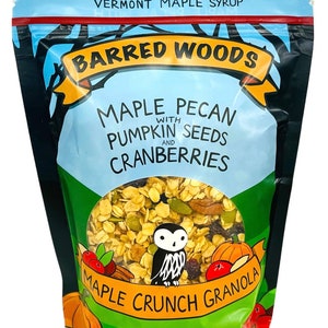Puede incluir: Una bolsa de 284 g de granola Barred Woods Maple Pecan Crunch con semillas de calabaza y ar&aacute;ndanos. La bolsa presenta un b&uacute;ho de dibujos animados y un dise&ntilde;o de oto&ntilde;o con calabazas y ar&aacute;ndanos.
