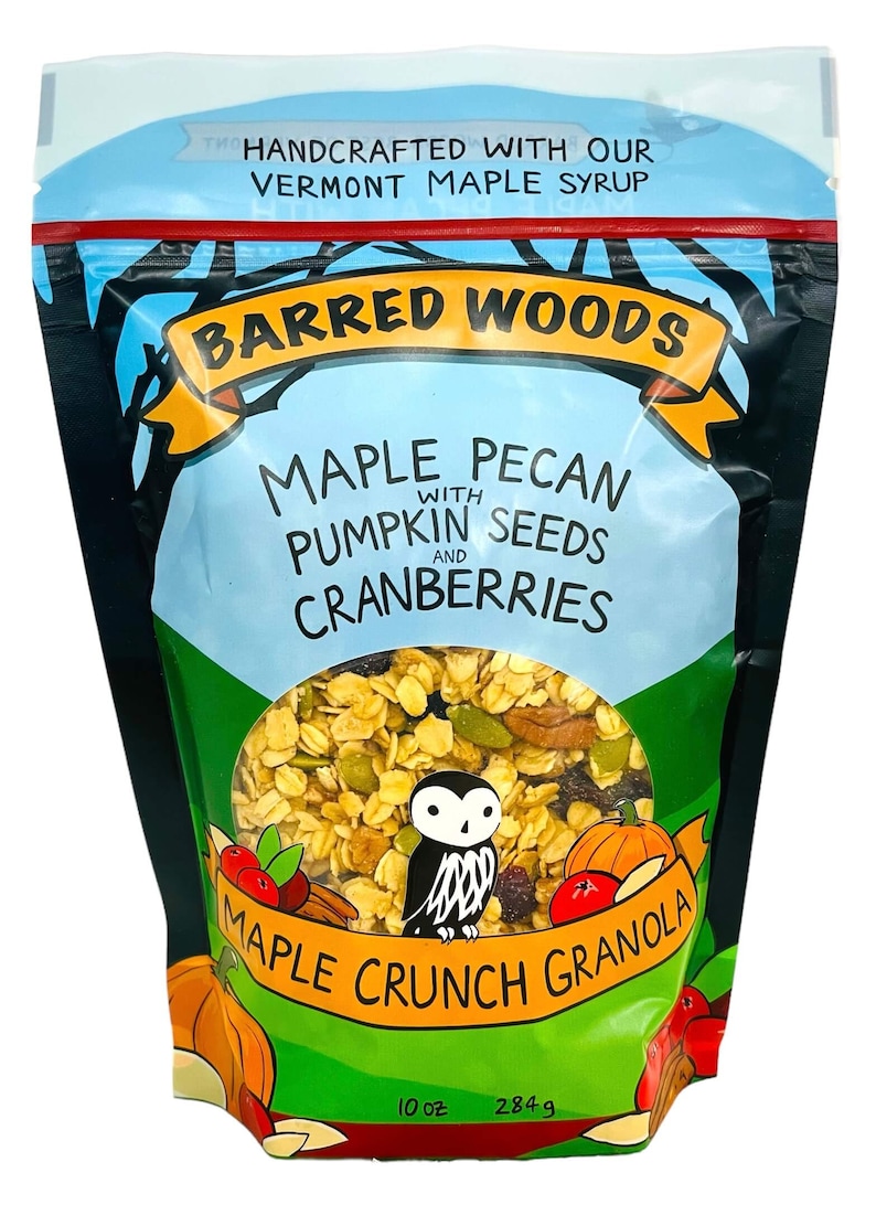 Puede incluir: Una bolsa de 284 g de granola Barred Woods Maple Pecan Crunch con semillas de calabaza y ar&aacute;ndanos. La bolsa presenta un b&uacute;ho de dibujos animados y un dise&ntilde;o de oto&ntilde;o con calabazas y ar&aacute;ndanos.