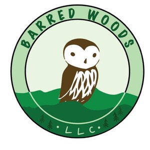 K&ouml;nnte beinhalten: Ein gr&uuml;nes Kreislogo mit dem Text "BARRED WOODS LLC" am Rand. In der Mitte des Kreises befindet sich eine braune Eule mit wei&szlig;en Augen und wei&szlig;em Bauch.