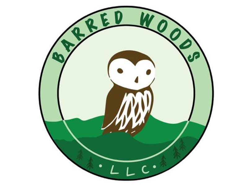 K&ouml;nnte beinhalten: Ein gr&uuml;nes Kreislogo mit dem Text "BARRED WOODS LLC" am Rand. In der Mitte des Kreises befindet sich eine braune Eule mit wei&szlig;en Augen und wei&szlig;em Bauch.