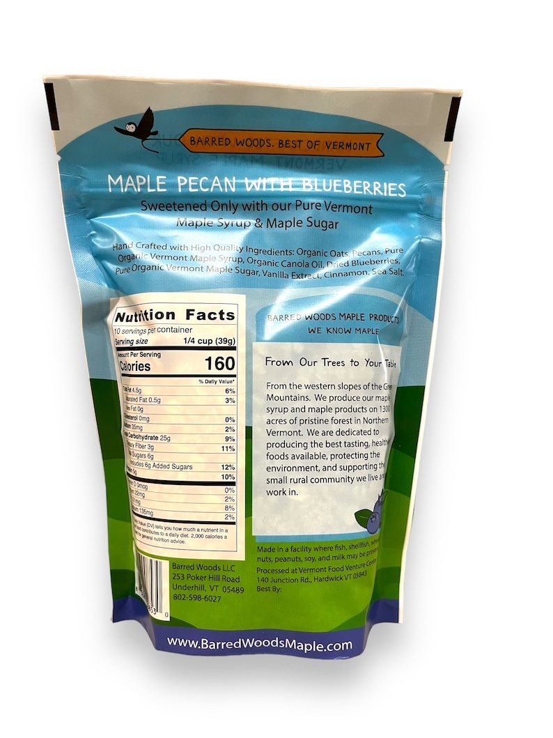 Puede incluir: Una bolsa azul y blanca de granola de pacana con ar&aacute;ndanos. La bolsa tiene una etiqueta de informaci&oacute;n nutricional y una descripci&oacute;n del producto. El producto est&aacute; endulzado con jarabe de arce puro de Vermont y az&uacute;car de arce. La bolsa se fabrica en una instalaci&oacute;n donde se pueden procesar pescado, mariscos, frutos secos, cacahuetes, soja y leche.