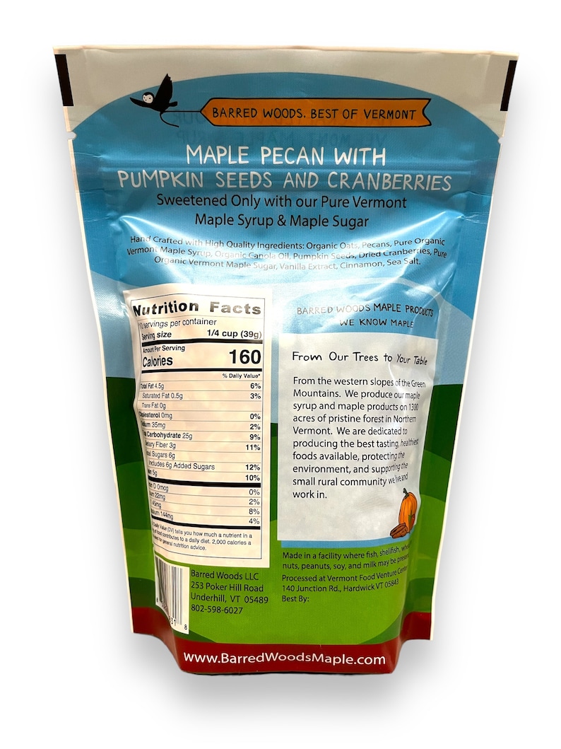 Puede incluir: Una bolsa azul y blanca de Barred Woods Maple Pecan con semillas de calabaza y ar&aacute;ndanos. La bolsa presenta una etiqueta de informaci&oacute;n nutricional y una descripci&oacute;n del producto. El producto est&aacute; endulzado con jarabe de arce puro de Vermont y az&uacute;car de arce. La bolsa tambi&eacute;n incluye una descripci&oacute;n de la empresa y su compromiso con la producci&oacute;n de productos de arce de alta calidad.