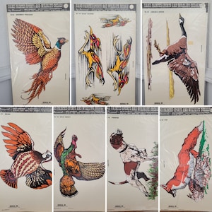 Puede incluir: Un conjunto de ocho calcomanías de vida silvestre vintage que representan una variedad de animales, incluyendo un faisán, un ganso, un pavo, un puntero y un zorro. Las calcomanías están pintadas a mano y tienen un estilo retro colorido.