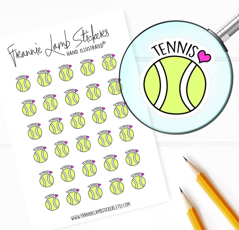 K&ouml;nnte beinhalten: Ein Bogen mit 30 gelben und wei&szlig;en Tennisball-Aufklebern mit einem rosa Herz und dem Wort "TENNIS" auf jedem. Die Aufkleber sind in Reihen auf einem wei&szlig;en Hintergrund angeordnet.
