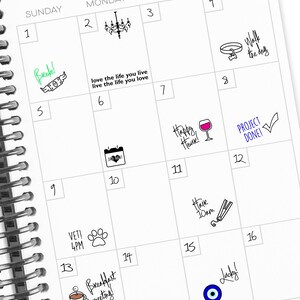 Puede incluir: Un planificador mensual con un dise&ntilde;o en blanco y negro. El planificador tiene una cuadr&iacute;cula de calendario con fechas del 1 al 16. Cada d&iacute;a tiene un peque&ntilde;o icono o texto que representa una actividad o evento. Algunos de los iconos incluyen una l&aacute;mpara de ara&ntilde;a, una copa de vino, un collar de perro, una huella de pata, una taza de caf&eacute; y un mal de ojo.